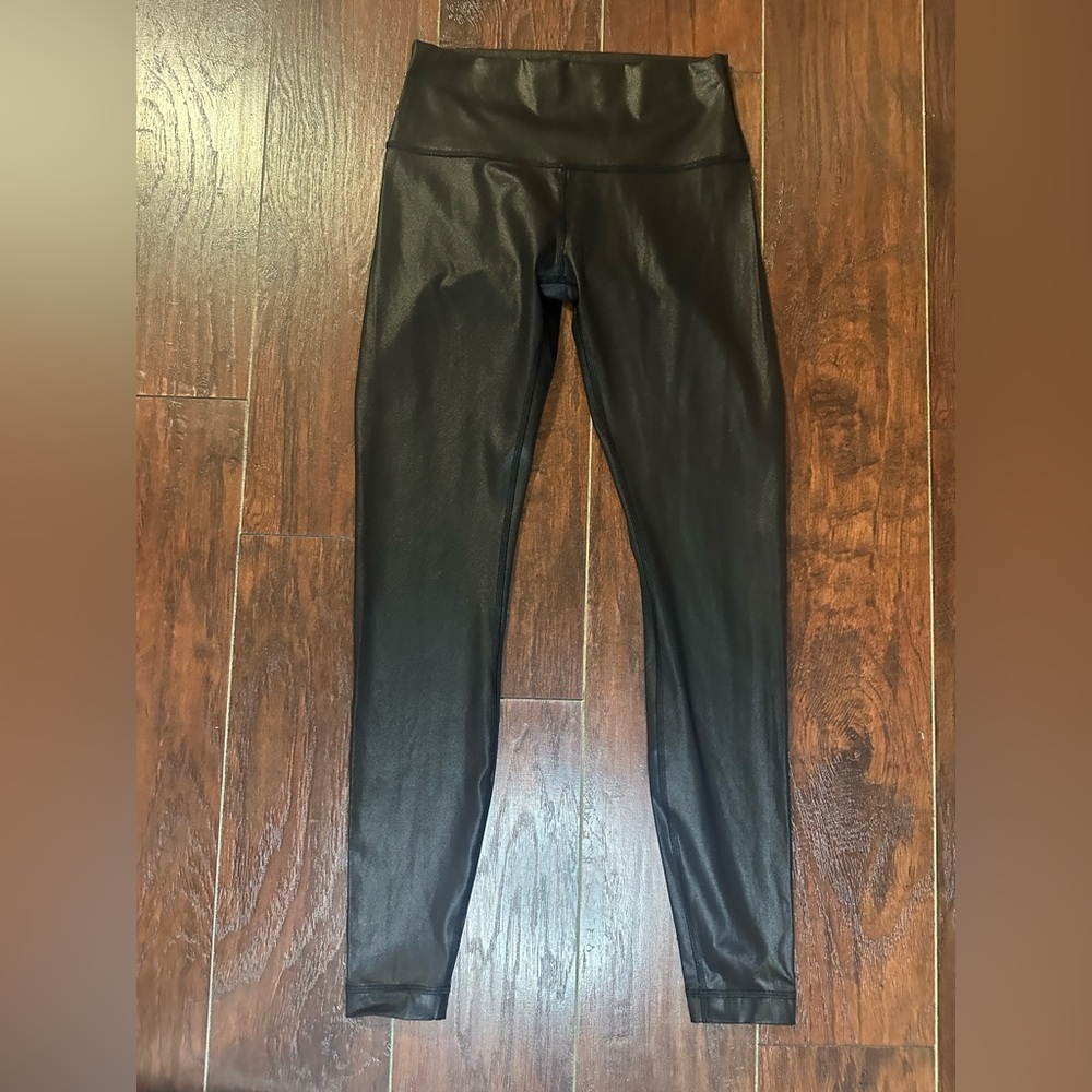 Lululemon Wunder Under Size 6 High-Rise *Foil 28"
Matte Black Foil